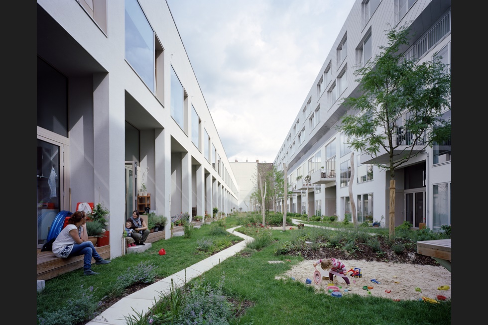 https://www.architectural-review.com/today/chip-off-the-old-block-reinventing-courtyard-housing-in-berlin/8620152.article