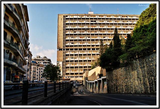 Immeuble de l'aéro-Habitat à Alger. Vue depuis l'avenue Krim Belgacem.